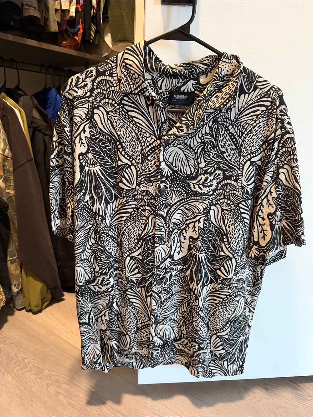 Pull&Bear Black and Cream Botanical Print Short-Sleeve Button-Down Shirt
